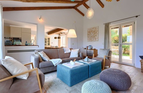 Momjan House | Stunning private villa for 4 people with private pool, A/C, WIFI, TV and patio