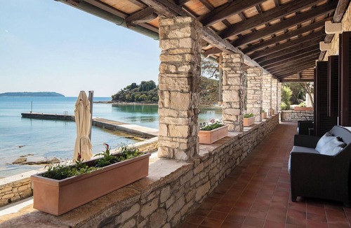 Fazana Villa | Stunning private villa for 6 guests with hot tub, WIFI, A/C, TV, terrace and pets allowed