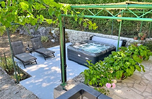 Runovici House | Stunning private villa for 6 guests with A/C, WIFI, hot tub, TV, terrace and panoramic view
