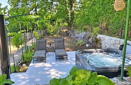 Runovici House | Stunning private villa for 6 guests with A/C, WIFI, hot tub, TV, terrace and panoramic view