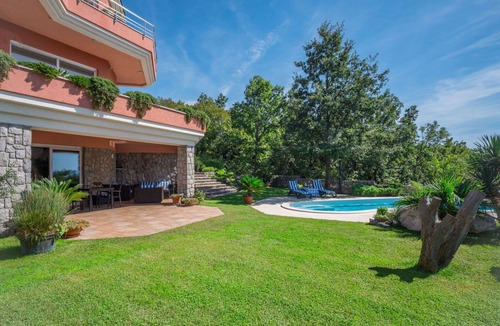 Zurkovo Villa | Stunning private villa for 8 people with WIFI, private pool, A/C, TV, terrace and pets allowed