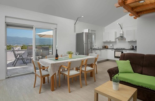 Klimno House | Stunning private villa for 10 guests with WIFI, hot tub, A/C, private pool, TV and terrace