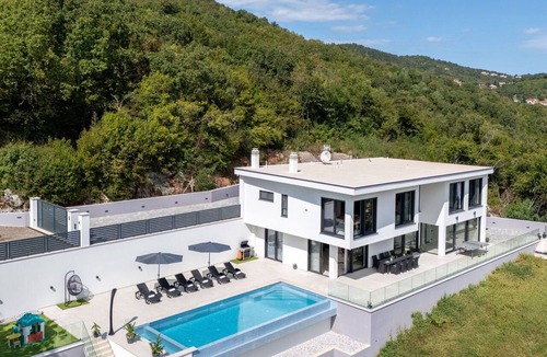 Bregi Villa | Stunning private villa for 10 people with hot tub, A/C, private pool, WIFI, TV and terrace