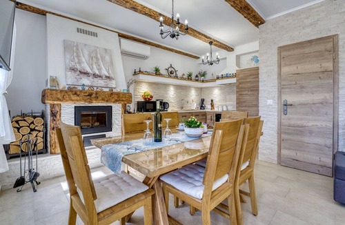 Smrika House | Stunning private villa for 4 people with A/C, WIFI, TV, terrace and pets allowed