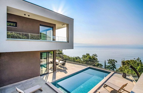 Medveja Villa | Stunning private villa for 8 people with WIFI, private pool, A/C, TV and terrace