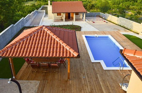 Velim House | Stunning private villa with hot tub, WIFI, private pool, A/C, TV, patio and pets allowed