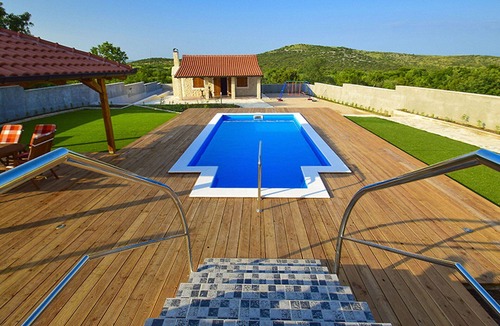 Velim House | Stunning private villa with hot tub, WIFI, private pool, A/C, TV, patio and pets allowed
