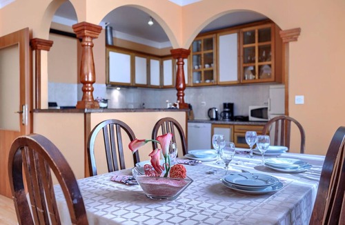 Rakotule House | Stunning villa for 5 people with A/C, WIFI, private pool, TV, terrace and pets allowed