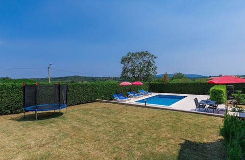 Martinski House | Stunning villa for 8 people with WIFI, private pool, A/C, TV and terrace