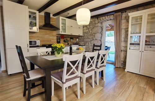 Topid Villa | Style, comfort and entertainment in a quiet environment