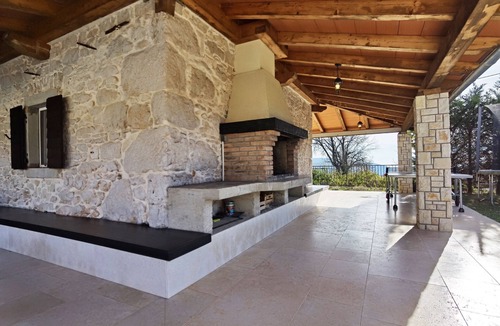 Topid Villa | Style, comfort and entertainment in a quiet environment