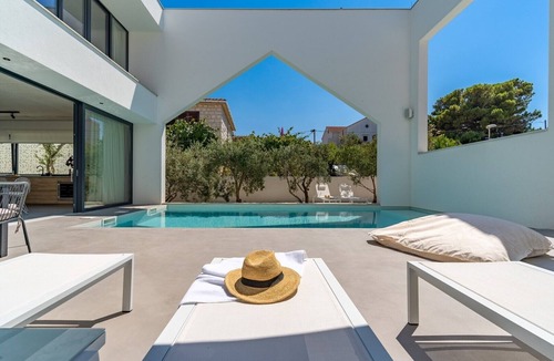 Supetar Villa | Stylish 5-bedroom Villa Altabianca with a Heated Pool, Finnish sauna, an outdoor Cinema, 50m from the beach