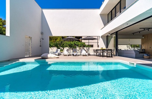 Supetar Villa | Stylish 5-bedroom Villa Altabianca with a Heated Pool, Finnish sauna, an outdoor Cinema, 50m from the beach