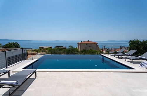 Podstrana Villa | Stylish property with heated 32sqm private pool, 5 bedrooms, 5 bathrooms, 1km from the beach