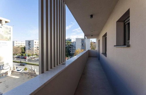 Split Apartment | Sunday Rooftop Penthouse One Bedroom Suite