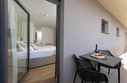 Split Apartment | Sunday Rooftop Penthouse One Bedroom Suite