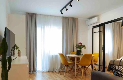 Bucharest City-Centre Apartment | Sunny Cismigiu Gardens Flat - Charming Balcony