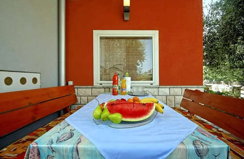 Murine Apartment | Sunny coastal escape with shared garden