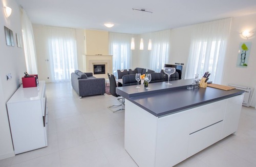 Splitska Villa | Sunny villa Yellow with pool for 8