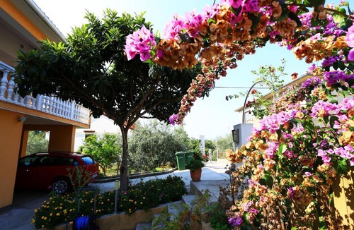 Sutomiscica Apartment | Sutomiscica Apartment Sleeps 5 WiFi