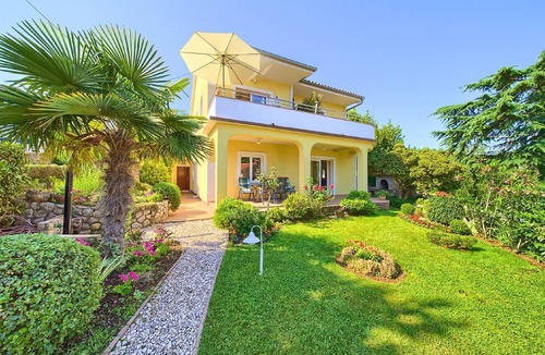 Porat Apartment | Terrace Flat in Porat, Malinska