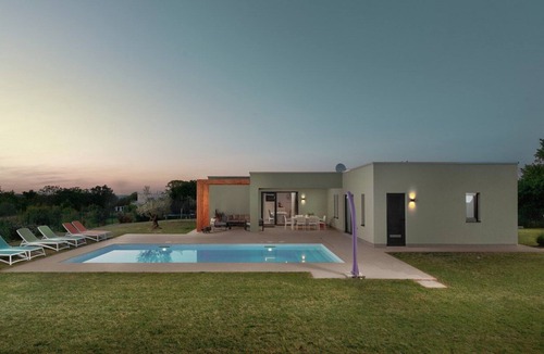 Prkacini House | The modern ground level Villa Rudinka with swimming pool