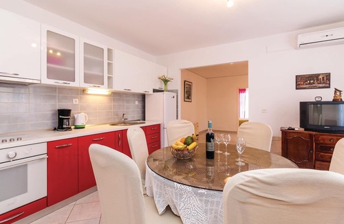 Turanj Apartment | These comfortable and practically furnished apartments are located just 20 meters from the beach.