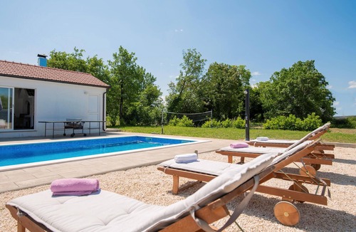 Donji Prolozac House | This beautiful holiday home with pool is located in Proloac Donji, near Imotski.