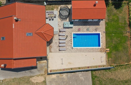 Donji Prolozac House | This beautiful holiday home with pool is located in Proloac Donji, near Imotski.