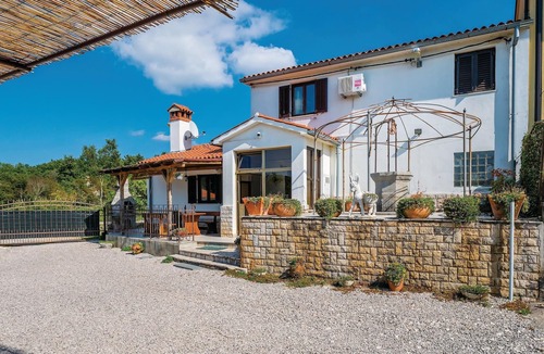 Snasici House | This beautiful semi-detached house in traditional Istrian style is comfortably furnished.