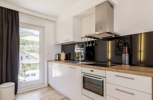 Rudine Apartment | Three bedroom apartment with terrace and sea view Kaštel Novi, Kaštela (A-21079-a)