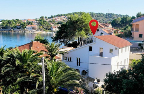 Stomorska Apartment | Three bedroom apartment near beach Stomorska, Šolta (A-27653-a)