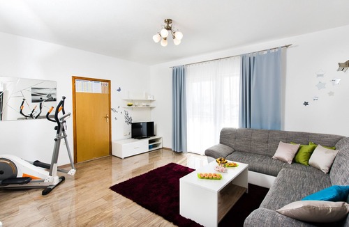 Podstrana Apartment | Three bedroom apartment with a swimming pool Podstrana, Split (A-13393-a)
