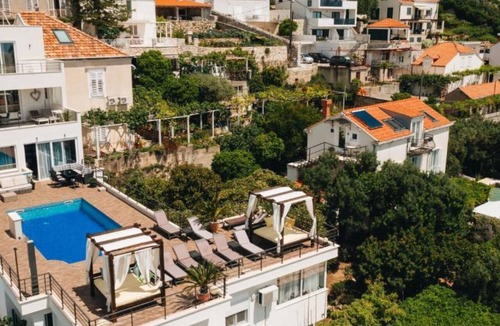 Gornji Kono Apartment | Three Bedroom Apartment with Balcony
