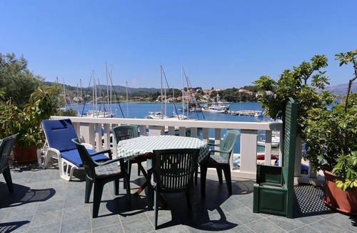 Lumbarda Apartment | Three bedroom apartment near beach Lumbarda, Korčula (A-4442-a)