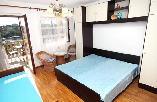 Sumartin Apartment | Three bedroom apartment with terrace and sea view Sumartin, Brač (A-5615-a)