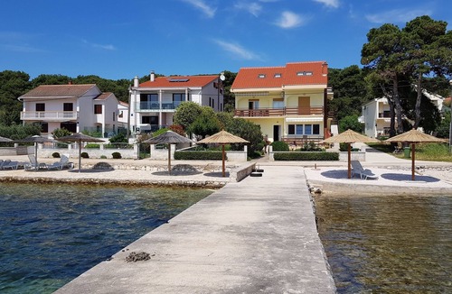 Molat Apartment | Three bedroom apartment near beach Brgulje, Molat (A-16217-a)