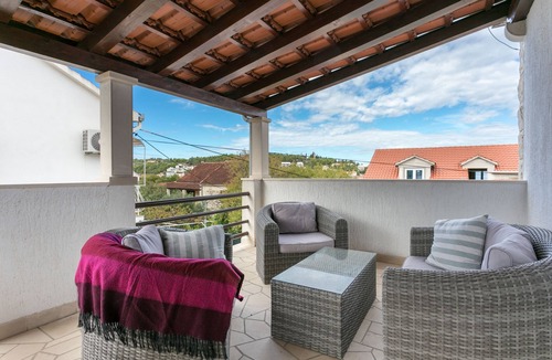 Sutivan Apartment | Three bedroom apartment with terrace and sea view Sutivan, Brač (A-744-a)