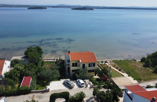Susica Apartment | Three bedroom apartment near beach Tkon, Pašman (A-6262-d)