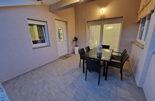 Mundanije Apartment | Three bedroom apartment with terrace Mundanije, Rab (A-22552-a)