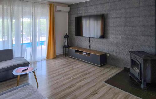 Imotski House | Three-Bedroom Holiday Home In Vinjani Gornji