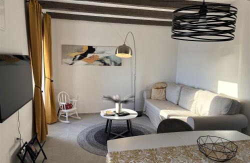 Ustrine Apartment | Tina's Sunset Haven