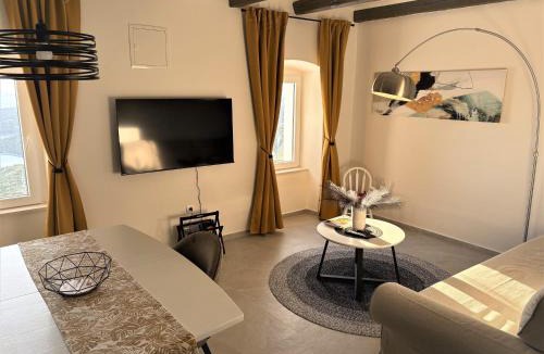 Ustrine Apartment | Tina's Sunset Haven