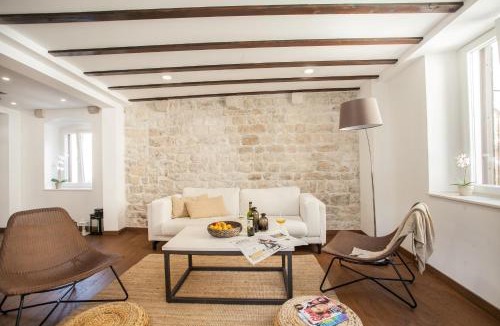 Trogir Villa | Tinel Longo, holiday home for up to 8, city center, BBQ, terrace