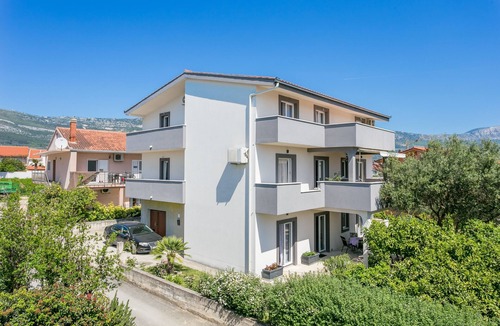Kastel Novi Apartment | Two bedroom apartment with terrace Kaštel Novi, Kaštela (A-22702-b)