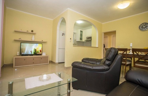 Susnjici Apartment | Two-Bedroom Apartment Koraca with Balcony