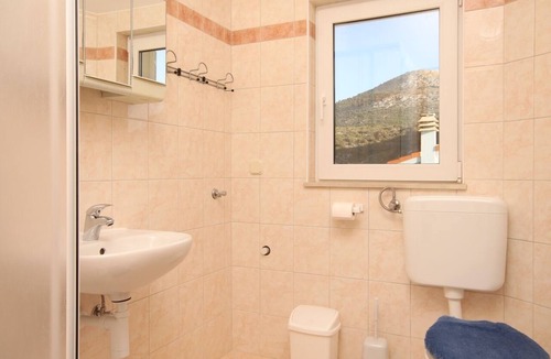 Seget Vranjica Apartment | Two bedroom apartment with balcony and sea view Seget Vranjica, Trogir (A-8507-c)