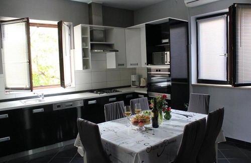 Lukoran Apartment | Two bedroom apartment with terrace Lukoran, Ugljan (A-20387-a)