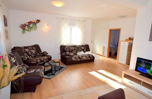 Porat Apartment | Two bedroom apartment with balcony and sea view Porat, Krk (A-19348-b)