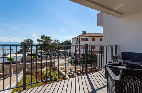 Porat Apartment | Two bedroom apartment with terrace and sea view Porat, Krk (A-19349-a)